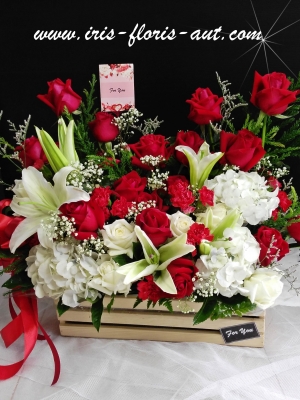 กระเช้าดอกไฮเดรนเยียร์ ลิลลี่ และกุหลาบโทนขาวแดง