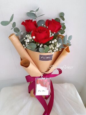 ช่อดอกกุหลาบสีแดง 3 ดอก