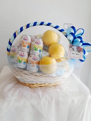 กระเช้านมตราหมีและผลไม้