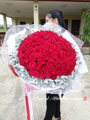 ช่อดอกกุหลาบสีแดง 100 ดอก