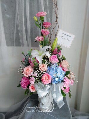 แจกันดอกกุหลาบ และไฮเดรนเยีย