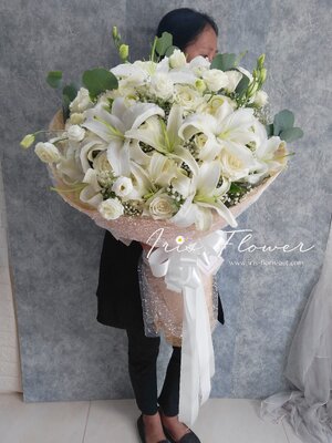 ช่อดอกลิลลี่ กุหลาบและไรเซนทัสสีขาว