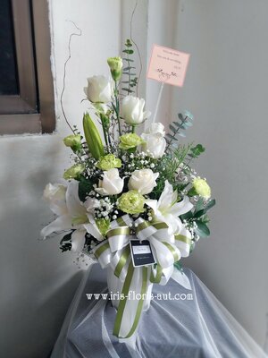 แจกันดอกกุหลาบและลิลลี่