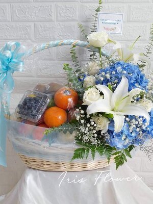 กระเช้าผลไม้ดอกไม้โทนสีฟ้า