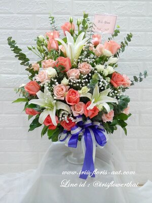 แจกันดอกกุหลาบและลิลลี่