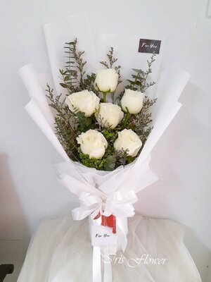 ช่อดอกกุหลาบขาว 6 ดอก
