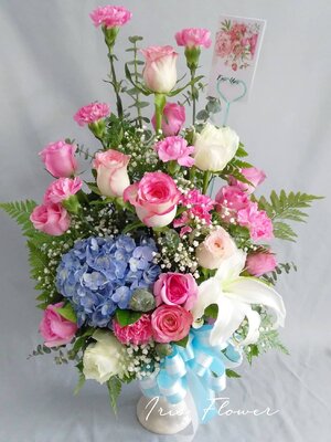 แจกันดดอกกุหลาบและไฮเดรนเยีย