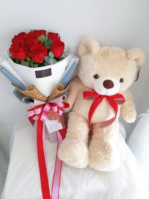 ตุ๊กตาหมี 60 cm.พร้อมช่อดอกกุหลาบ 7 ดอก