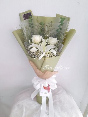 ช่อดอกลิลลี่และกุหลาบขาว