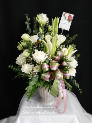 แจกันดอกกุหลาบและลิลลี่