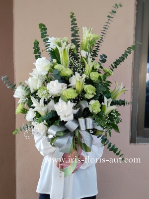 แจกันดอกกุหลาบและลิลลี่