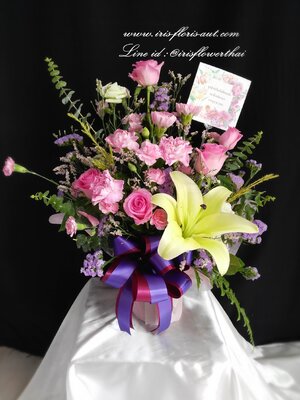 แจกันดอกกุหลาบและลิลลี่