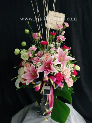 แจกันดอกกุหลาบและลิลลี่