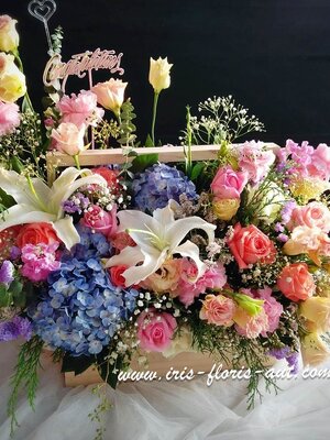 กระเช้าไม้ ไฮเดรนเยียร์ ลิลลี่ กุหลาบ หลากสี