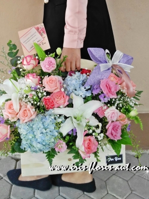 กระเช้าไม้ ไฮเดรนเยียร์ ลิลลี่ กุหลาบ หลากสี