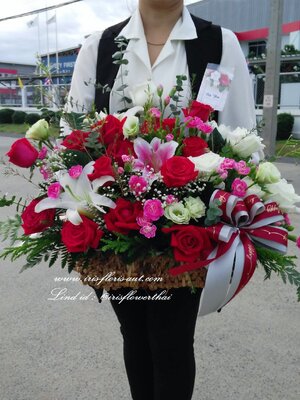 กระเช้าดอกไม้สดโทนสีแดง