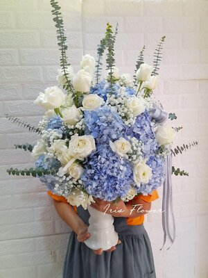 แจกันดอกไฮเดรนเยีย และ กุหลาบ