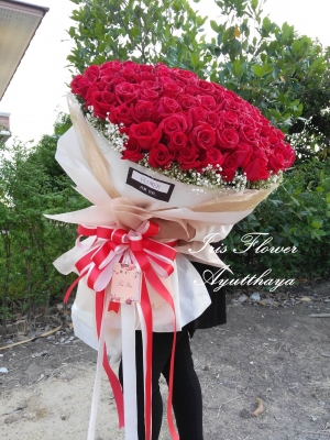 ช่อดอกกุหลาบสีแดง 100 ดอก
