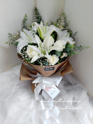 ช่อดอกลิลลี่และกุหลาบ