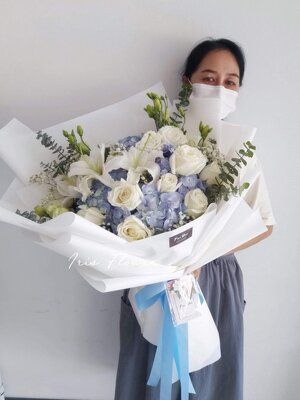 ช่อไฮเดรนเยียและกุหลาบ