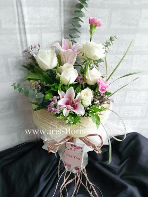 ช่อดอกลิลลี่และกุหลาบ