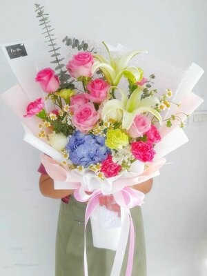 ช่อดอกไม้หลากชนิด สีสันสดใส