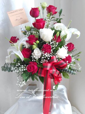 แจกันดอกกุหลาบและลิลลี่