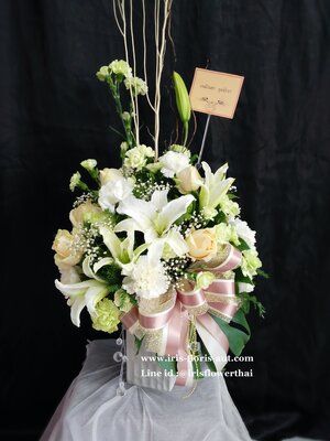 แจกันดอกกุหลาบและลิลลี่