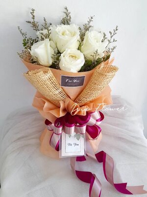 ช่อดอกกุหลาบ 7 ดอก