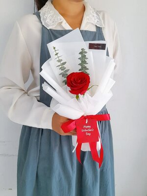 M001 มินิบูเก้ ช่อกุหลาบแดง 1 ดอก