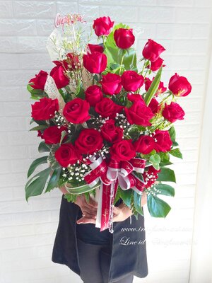 แจกันดอกกุหลาบสีแดง