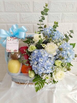 กระเช้าไฮเดรนเยียและผลไม้