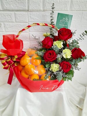 กระเช้าส้มแต่งดอกไม้สด