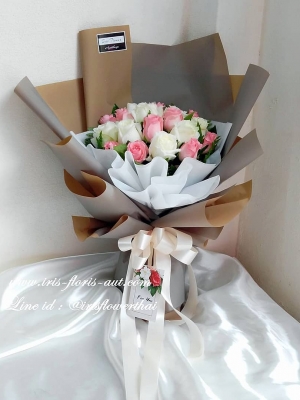 ช่อดอกกุหลาบสีขาวและโอโรส