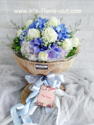 ช่อดอกไฮเดรนเยียและกุหลาบขาว