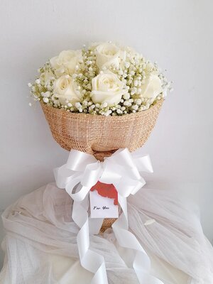 ช่อดอกกุหลาบสีขาว 9 ดอก