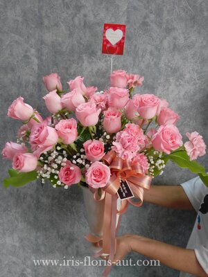 แจกันดอกกุหลาบสีโอโรส