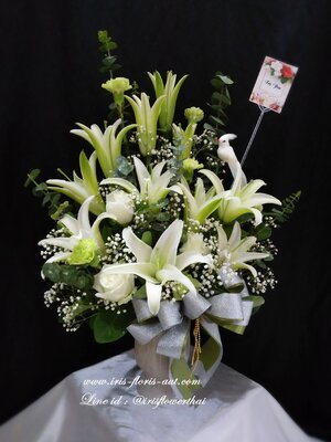 แจกันดอกกุหลาบและลิลลี่