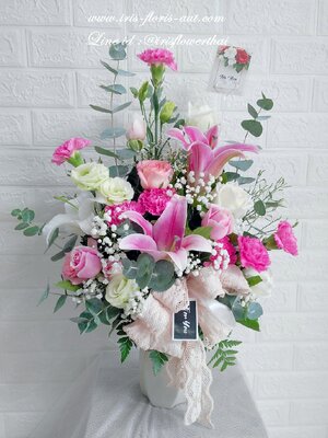 แจกันดอกกุหลาบและลิลลี่