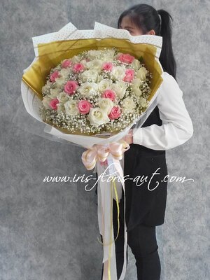 ช่อดอกกุหลาบสีขาวและโอโรส