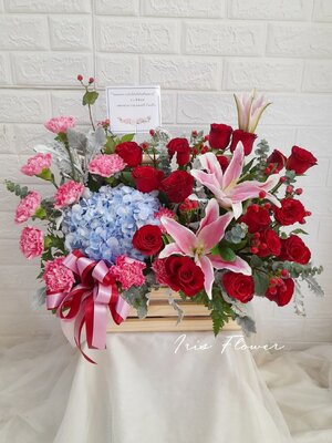 กระเช้าดอกกุหลาบแดงและลิลลี่