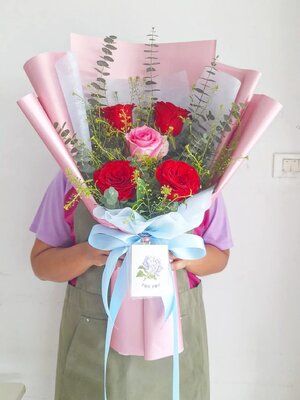 ช่อดอกกุหลาบ 5 ดอก