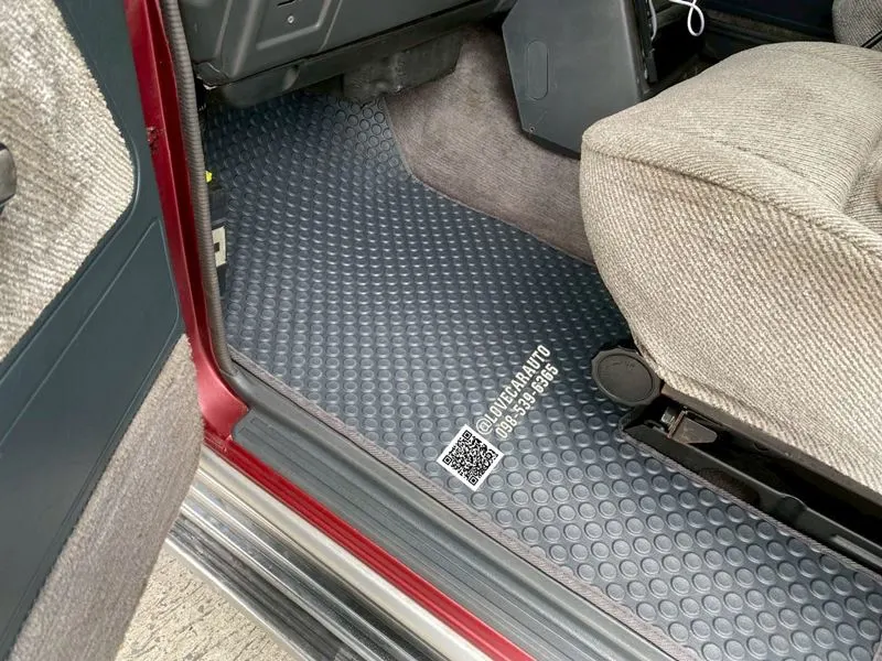 พรมกระดุมปูพื้นรถยนต์ Mitsubishi pajero ปาเหลี่ยม กระดุมสีเทา