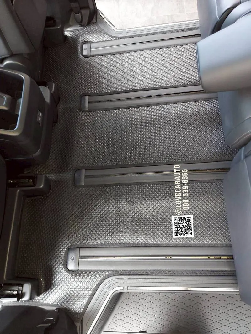 พรมปูพื้นรถยนต์ Toyota majesty 2024 กระดุมเล็กสีดำ