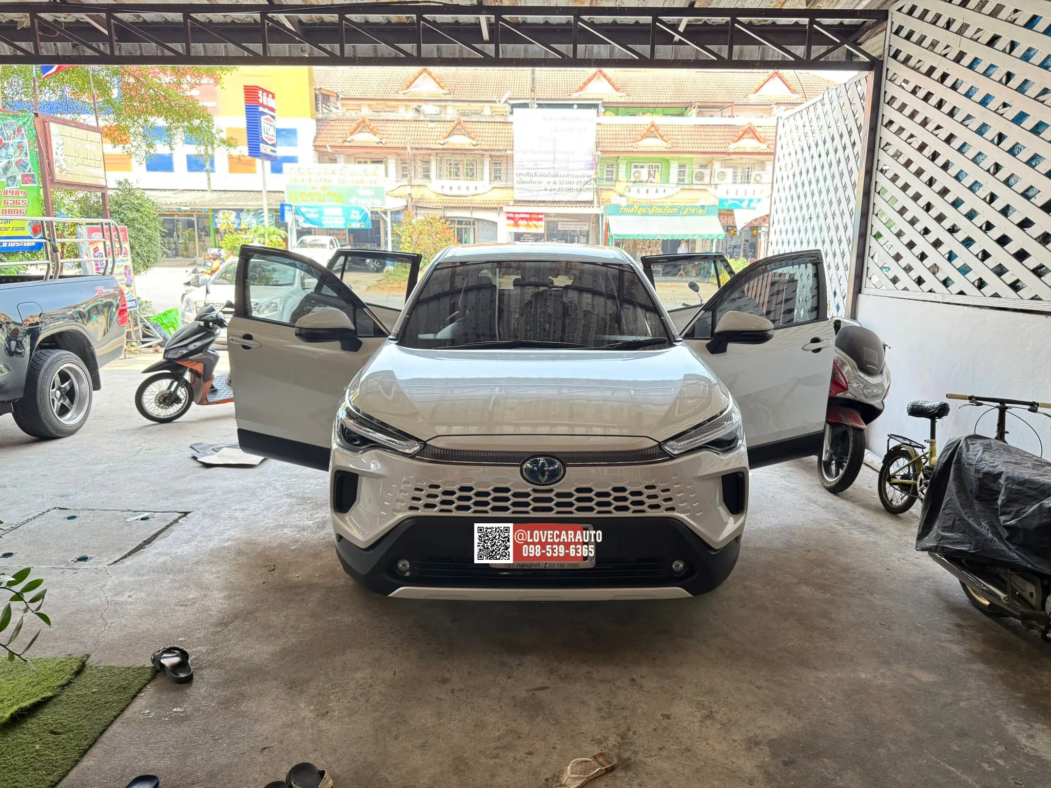 พรมปูพื้นรถยนต์ 7D Toyota Collora Cross Hybrid 2025 พรมvvip สีดำด้ายดำ + ไวนิลดำ