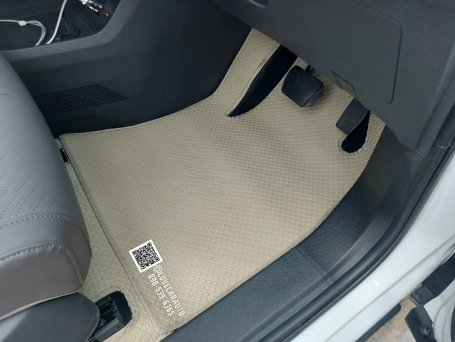 พรมปูพื้นรถยนต์ Maxus7 กระดุมเล็กสีครีม