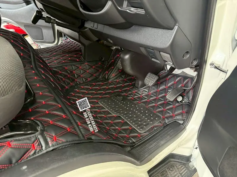 พรมรถยนต์ 6D Toyota Hiace VVIP ด้ายคู่ สีดำด้ายแดง