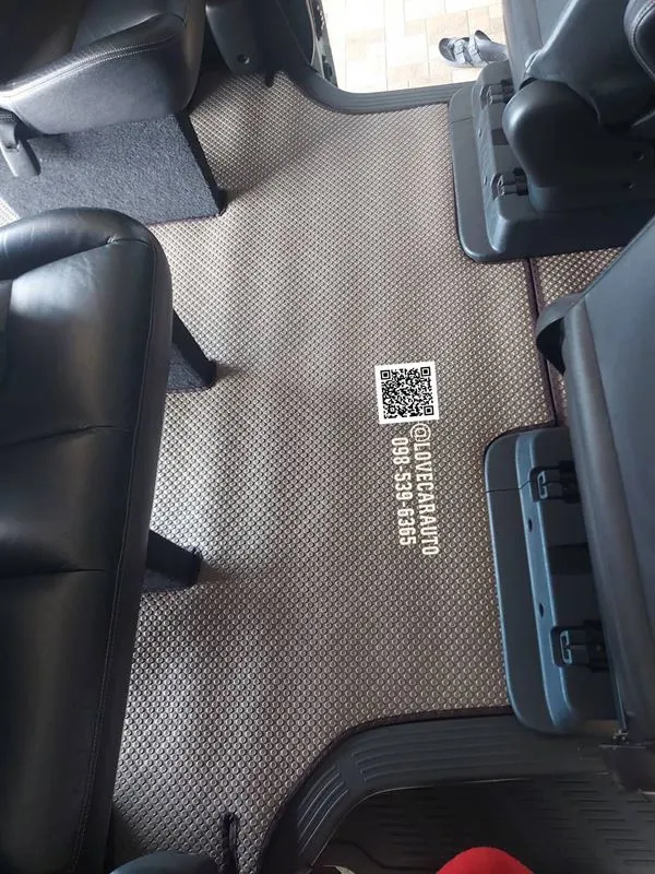 พรมรถตู้ TOYOTA VENTURY กระดุมเล็กสีน้ำตาล