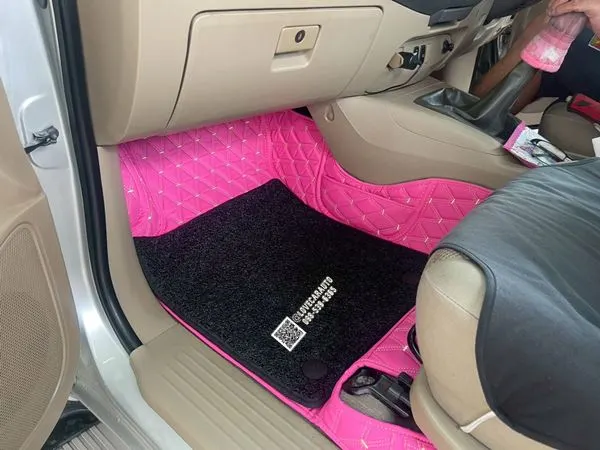 พรมปูพื้นรถยนต์ 7D Toyota Vigo Cab VVIP ด้ายคู่สีชมพูด้ายทอง-ไวนิลดำ