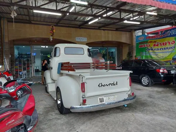 พรมปูพื้นรถยนต์ 7D chevrolet 1950 สีแดงไวน์ + พรมดักฝุ่นสีครีม